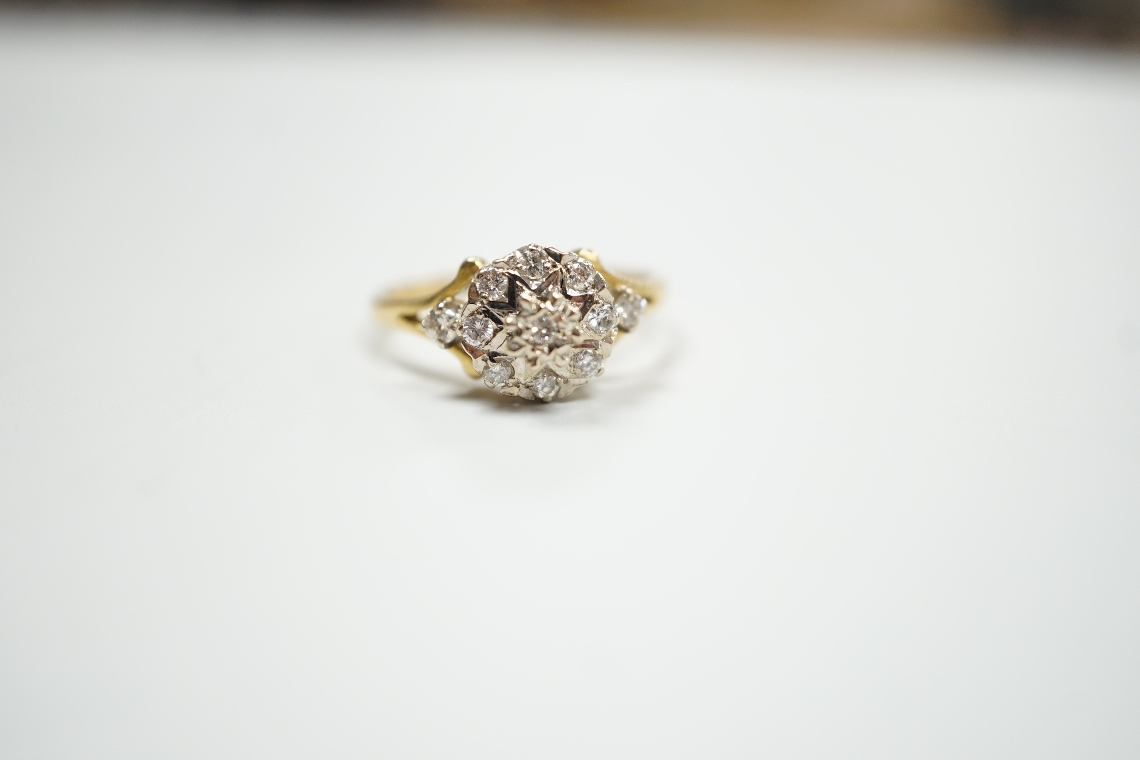 A modern 18ct gold and diamond chip set cluster ring, size 4 grams.